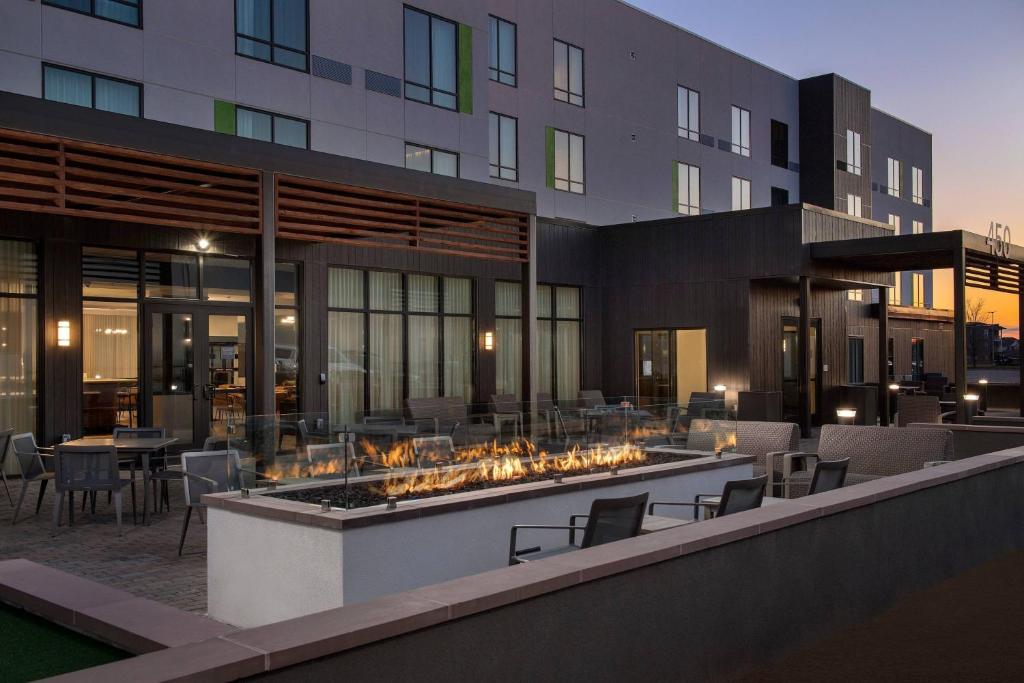 - une vue sur l'extérieur d'un bâtiment avec foyer extérieur dans l'établissement Courtyard by Marriott Indianapolis Plainfield, à Plainfield