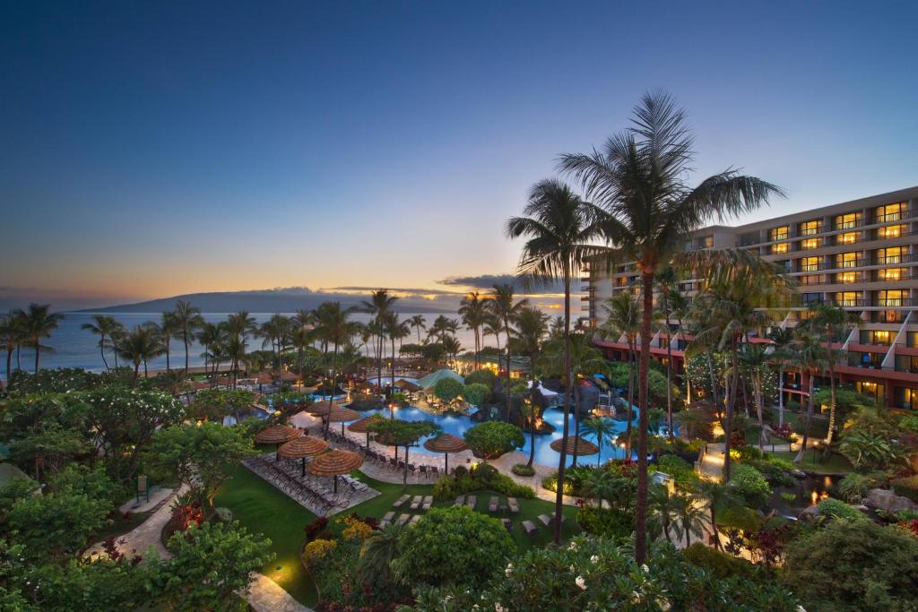 Marriott's Maui Ocean Club - Lahaina & Napili Towers في لاهينا: اطلالة جوية على منتجع فيه مسبح و نخيل