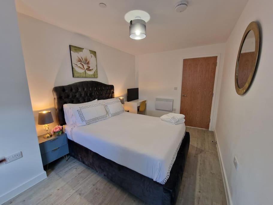 Een bed of bedden in een kamer bij Luxury 2 Bed, 2 Bath Apartment - The Quays