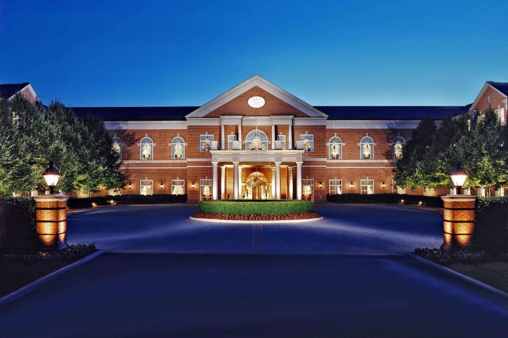 un grand bâtiment en briques rouges avec une allée. dans l'établissement Westfields Marriott Washington Dulles, à Chantilly