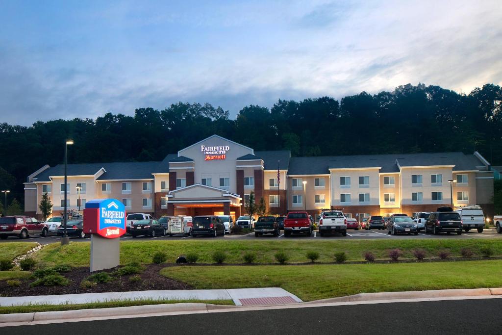 a hotel with cars parked in a parking lot at Fairfield Inn & Suites by Marriott Marietta in Marietta