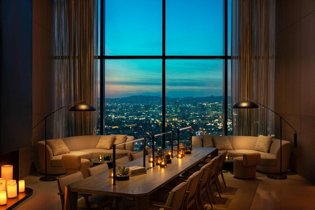 ロサンゼルスにあるAC Hotel by Marriott Downtown Los Angelesのリビングルーム(テーブル、大きな窓付)