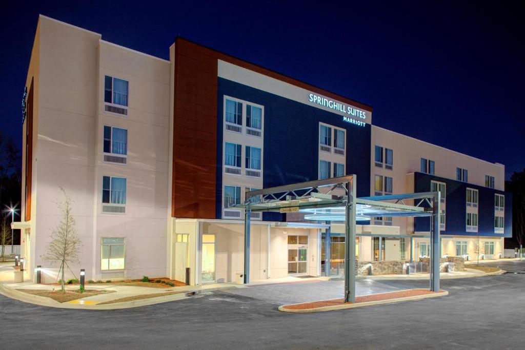 um grande edifício com um parque de estacionamento em frente em SpringHill Suites by Marriott Augusta em Augusta