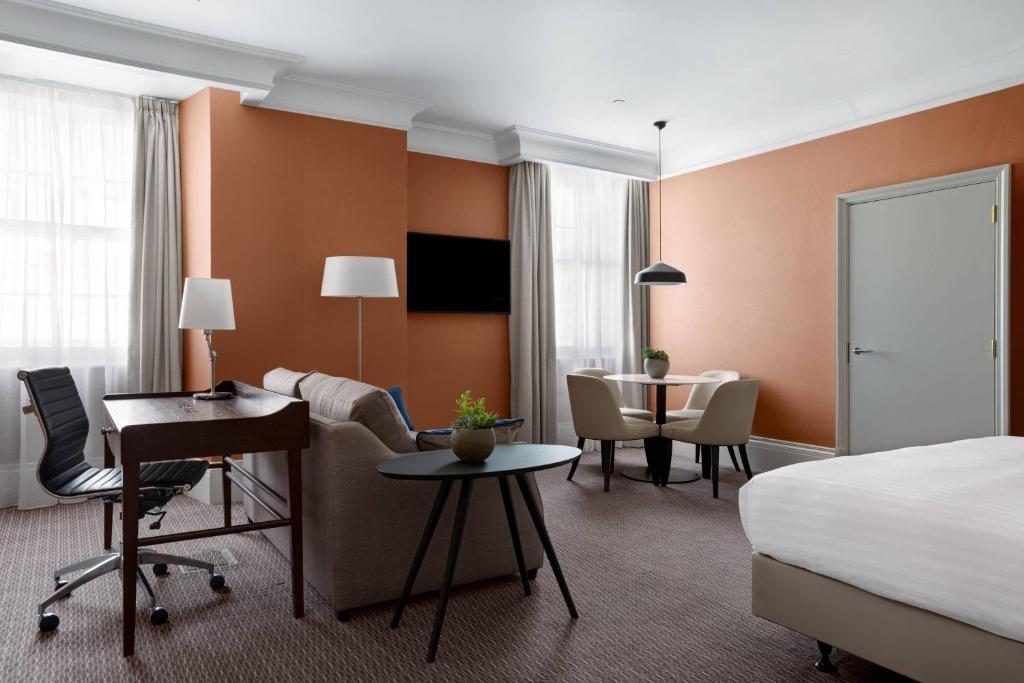 TV a/nebo společenská místnost v ubytování Bristol Marriott Royal Hotel