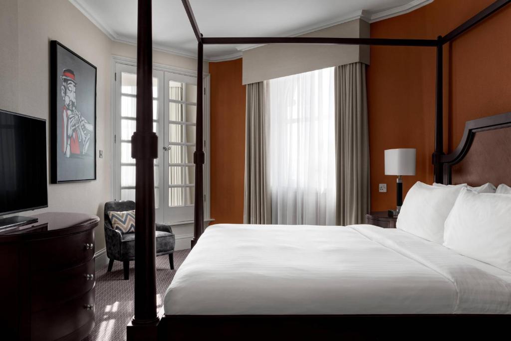 Postel nebo postele na pokoji v ubytování Bristol Marriott Royal Hotel