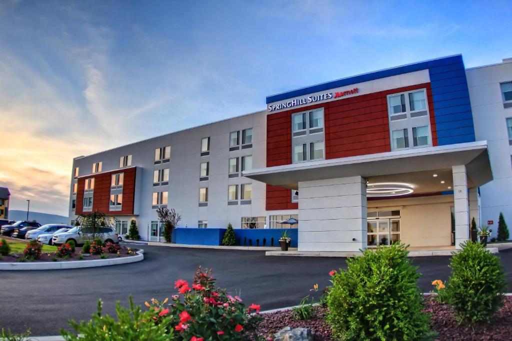 uma prestação de um hotel com estacionamento em SpringHill Suites by Marriott Scranton Montage Mountain em Moosic