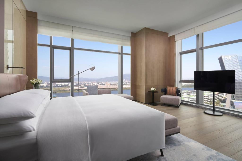TV a/nebo společenská místnost v ubytování Fuzhou Marriott Hotel Riverside