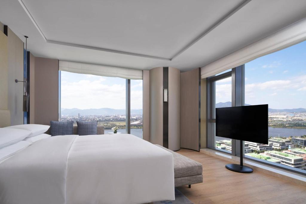 TV a/nebo společenská místnost v ubytování Fuzhou Marriott Hotel Riverside