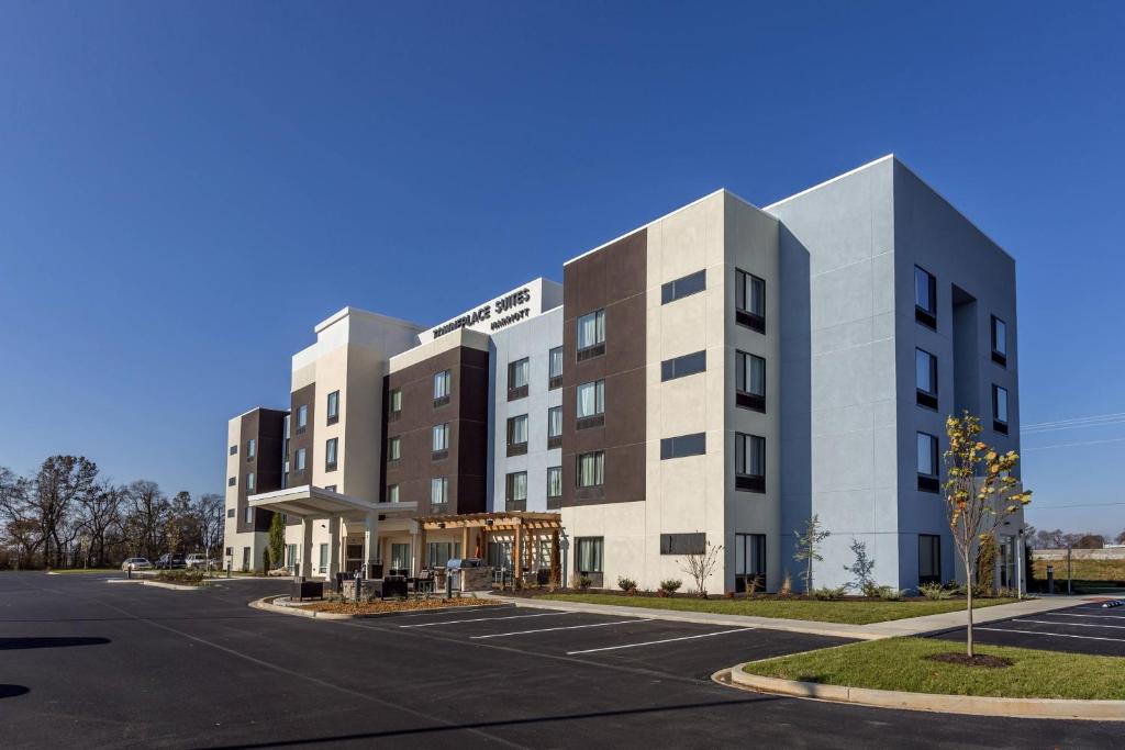 ホプキンスビルにあるTownePlace Suites by Marriott Hopkinsvilleの建物前の空き駐車場