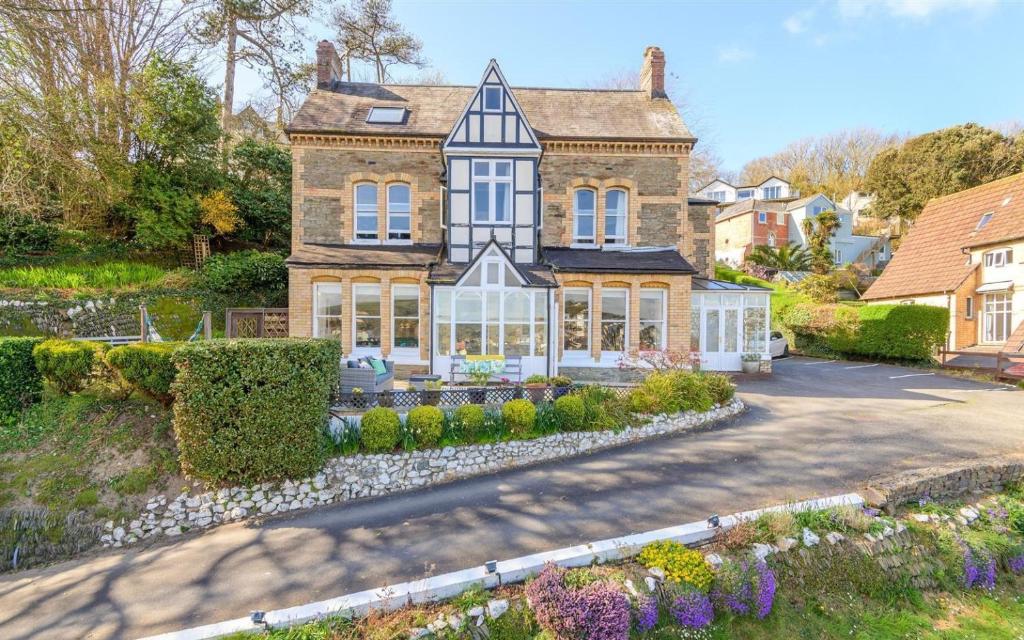 Casa grande con salón acristalado en una calle en Norbury House Stylish Accommodation, en Ilfracombe