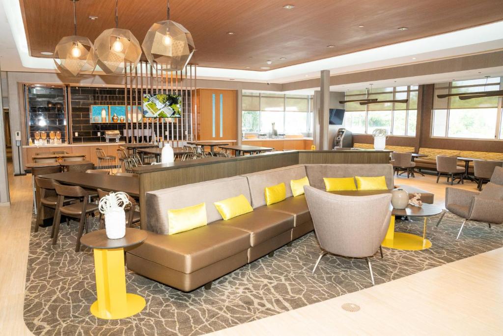 Area lounge atau bar di SpringHill Suites by Marriott Woodbridge