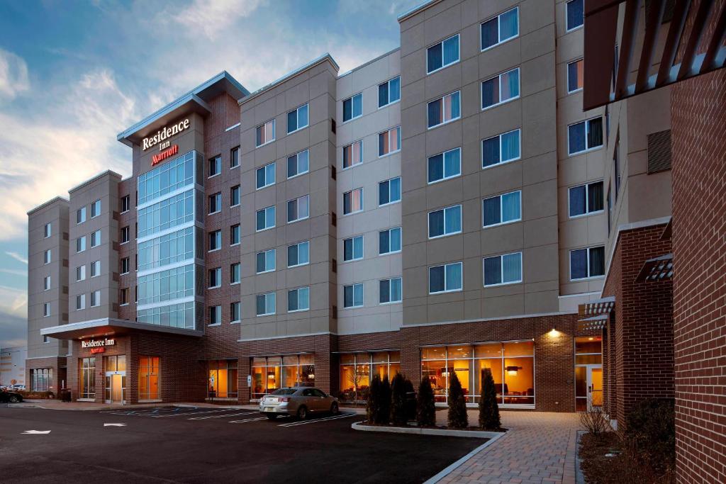 ein Hotelgebäude mit einem Auto auf einem Parkplatz in der Unterkunft Residence Inn by Marriott Secaucus Meadowlands in Secaucus