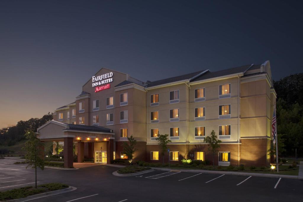 un hotel con vistas frontales de un hotel por la noche en Fairfield Inn & Suites Cartersville, en Cartersville
