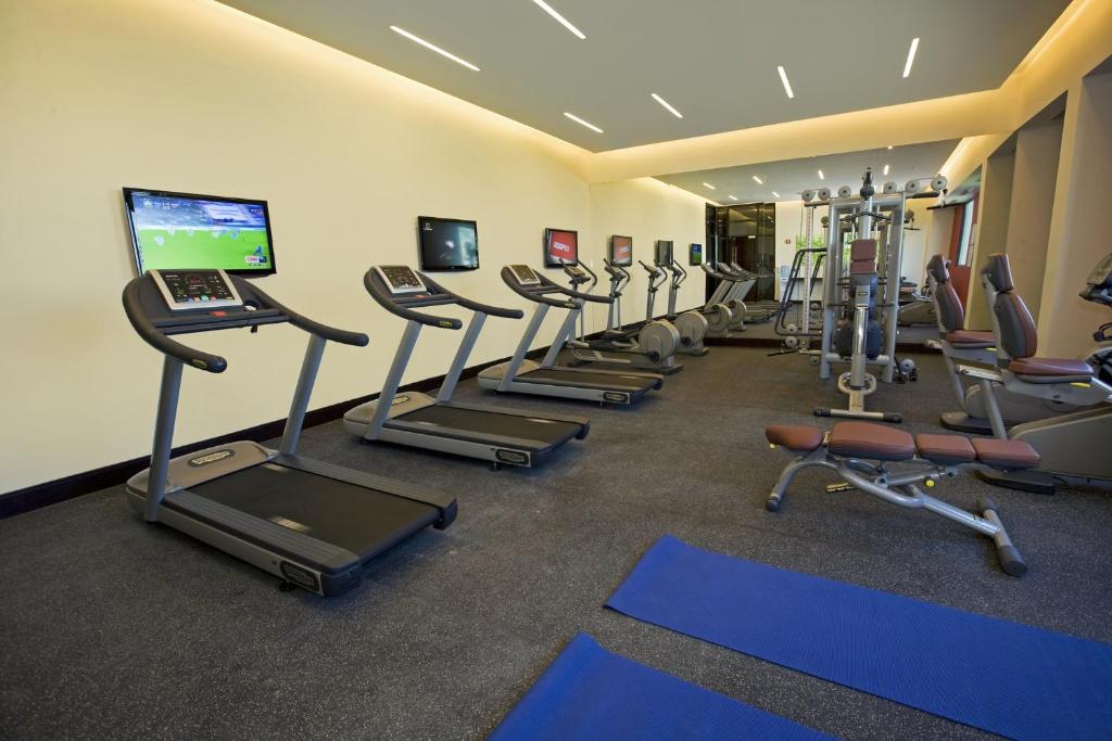 a gym with a row of treadmills and machines at Courtyard by Marriott Panama Metromall in Tocumen