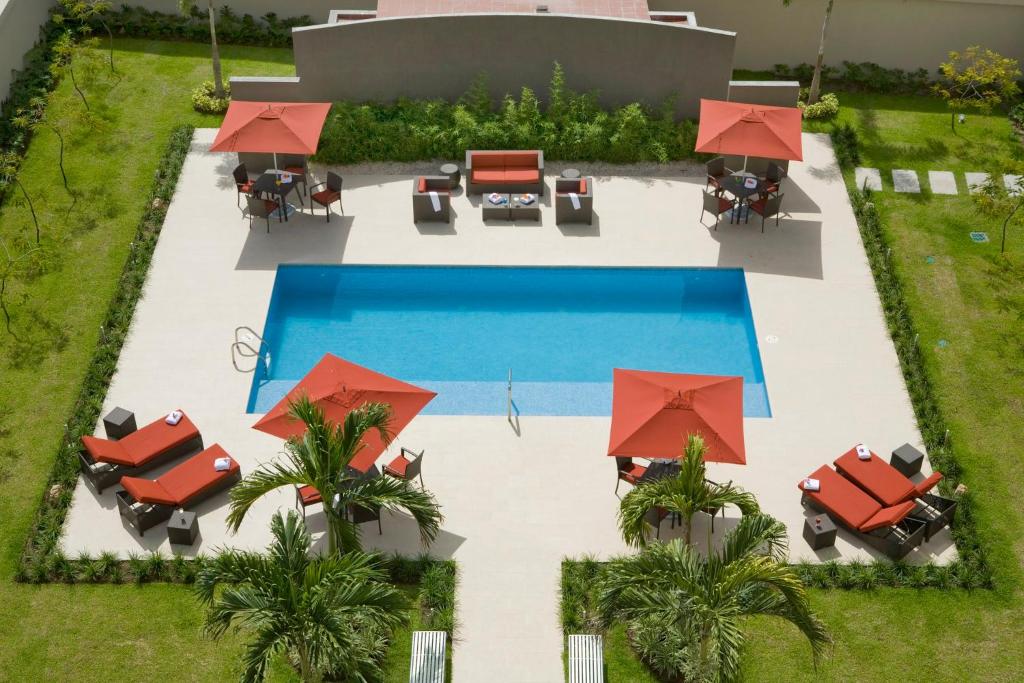 Bazén v ubytování Courtyard by Marriott Panama Metromall nebo v jeho okolí