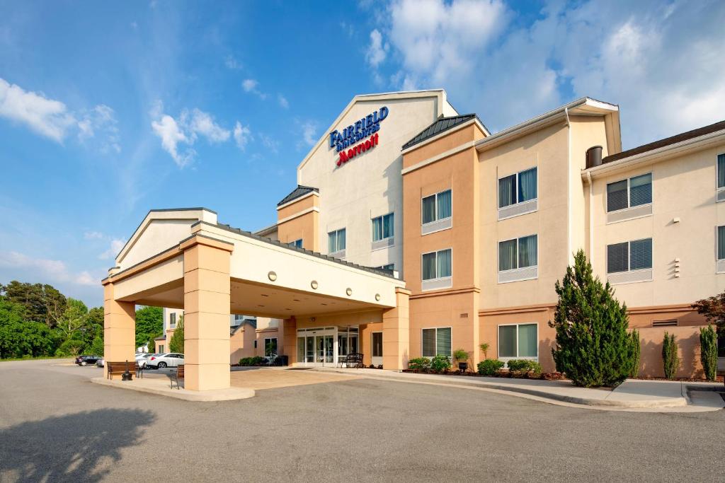 ein Hotel mit einem Schild auf der Vorderseite in der Unterkunft Fairfield Inn and Suites by Marriott South Boston in South Boston