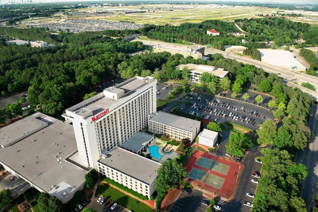 uma vista superior de um edifício com piscina em Atlanta Airport Marriott em Atlanta