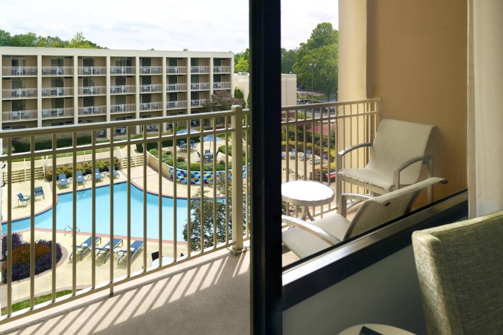 Atlanta Airport Marriott - King Room Met Uitzicht Op Het Zwembad
