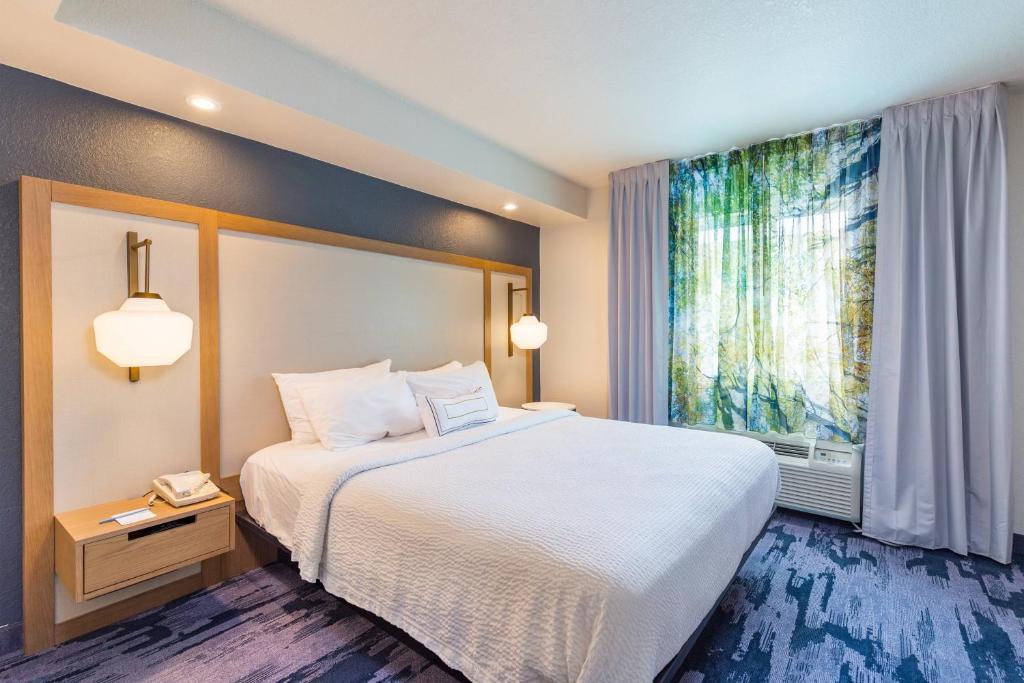 坦帕的住宿－坦帕北費爾菲爾德萬豪酒店，酒店客房设有床和窗户。