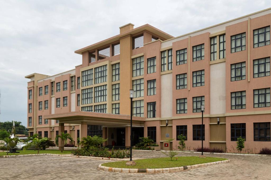 un grand bâtiment avec beaucoup de fenêtres dans l'établissement Protea Hotel by Marriott Benin City Select Emotan, à Benin City