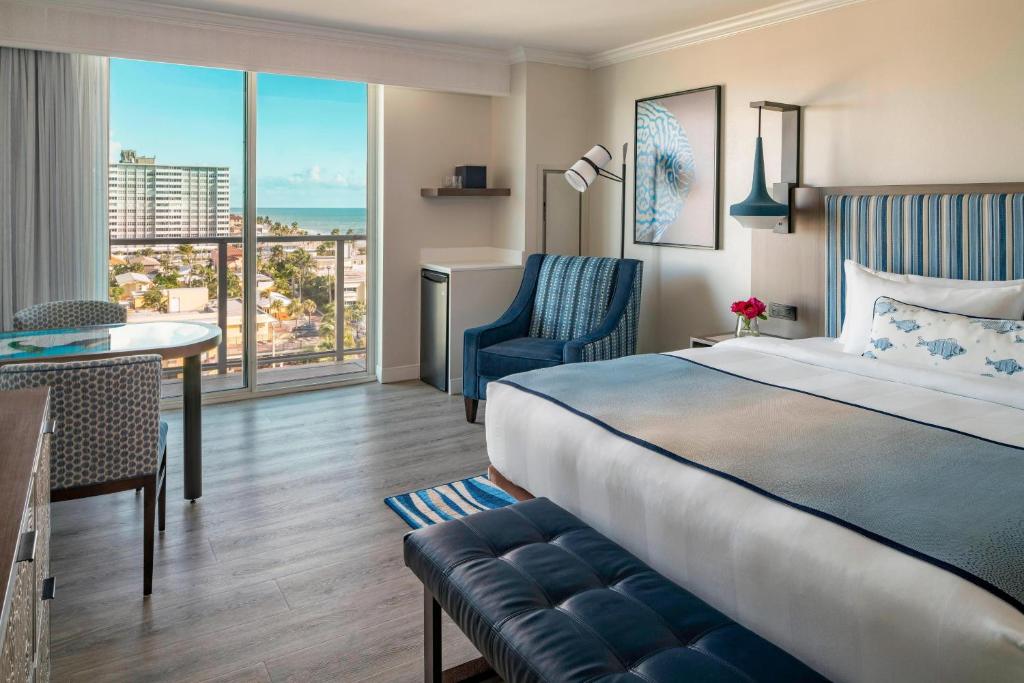Postel nebo postele na pokoji v ubytování Hollywood Beach Marriott