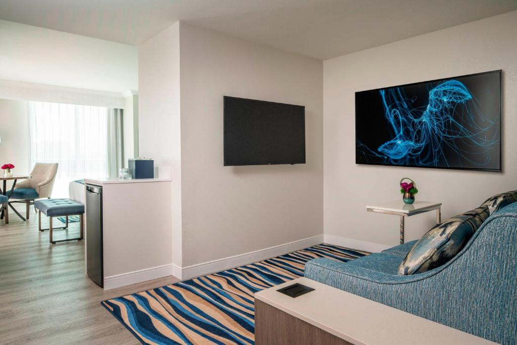 TV a/nebo společenská místnost v ubytování Hollywood Beach Marriott