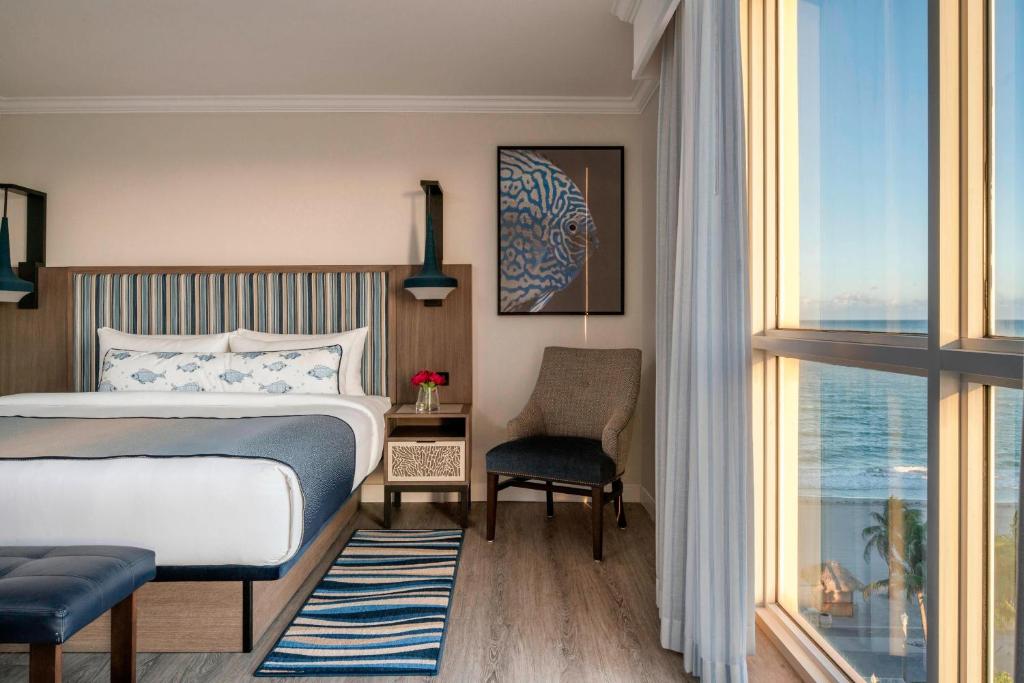 Postel nebo postele na pokoji v ubytování Hollywood Beach Marriott