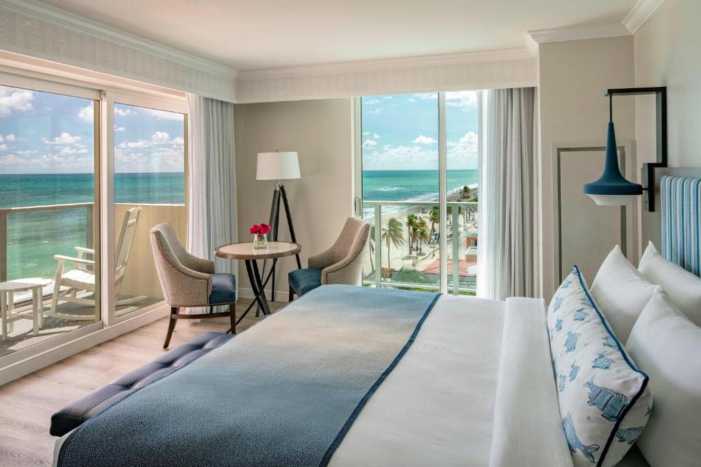 Postel nebo postele na pokoji v ubytování Hollywood Beach Marriott