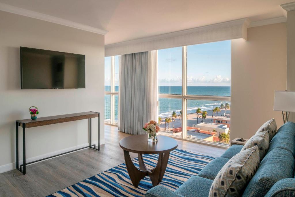 TV a/nebo společenská místnost v ubytování Hollywood Beach Marriott