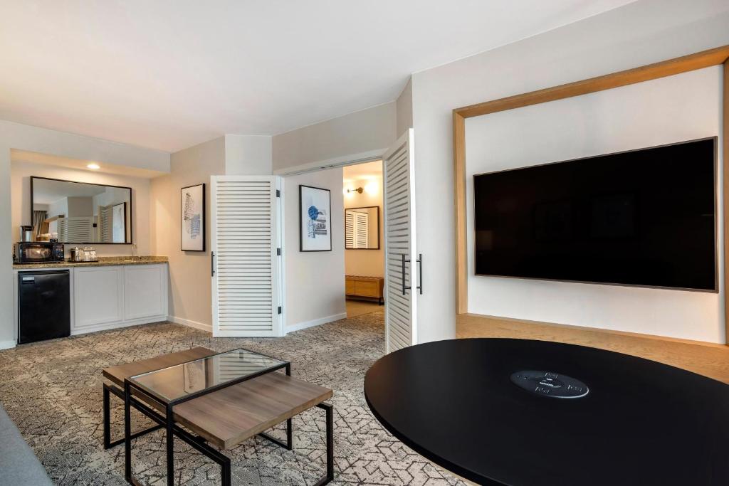 Kuchyň nebo kuchyňský kout v ubytování Sheraton Suites Wilmington Downtown