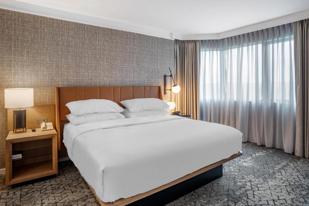 Postel nebo postele na pokoji v ubytování Sheraton Suites Wilmington Downtown
