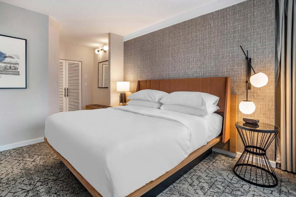 Postel nebo postele na pokoji v ubytování Sheraton Suites Wilmington Downtown