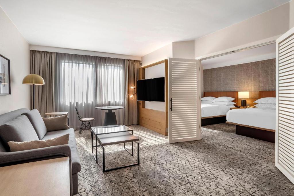 Postel nebo postele na pokoji v ubytování Sheraton Suites Wilmington Downtown