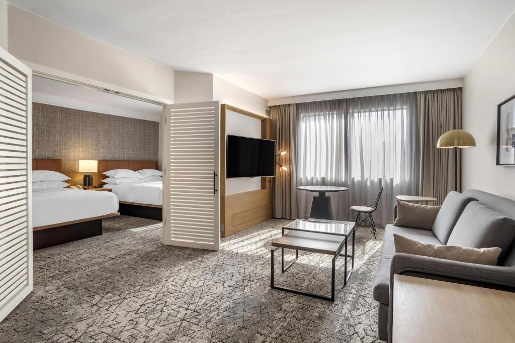 Postel nebo postele na pokoji v ubytování Sheraton Suites Wilmington Downtown