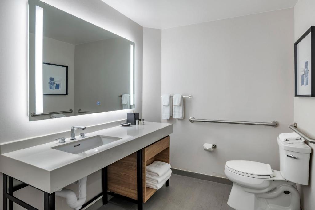 Koupelna v ubytování Sheraton Suites Wilmington Downtown