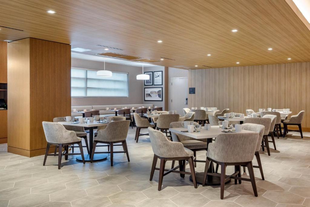 Posezení v ubytování Sheraton Suites Wilmington Downtown