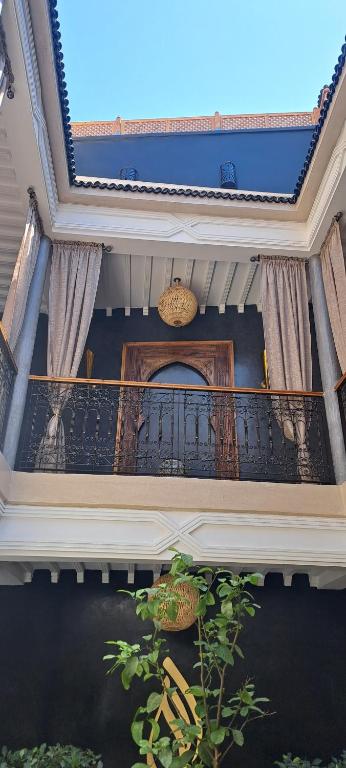 un balcón de una casa con barandilla en Riad Al Nubala en Marrakech