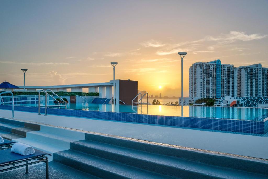 een zwembad op het dak met uitzicht op de stad bij Residence Inn by Marriott Miami Beach South Beach in Miami Beach