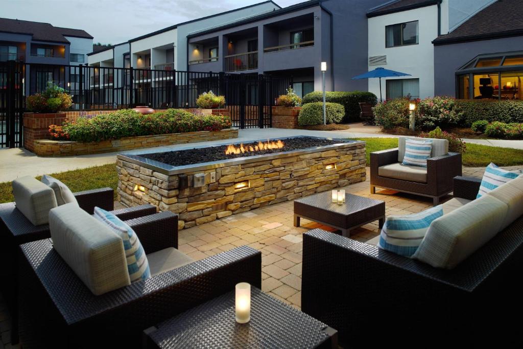 eine Terrasse mit Sofas und einer Feuerstelle in der Unterkunft Courtyard by Marriott Raleigh Midtown in Raleigh