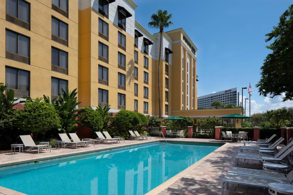 SpringHill Suites by Marriott Tampa Westshore في تامبا: مسبح امام مبنى