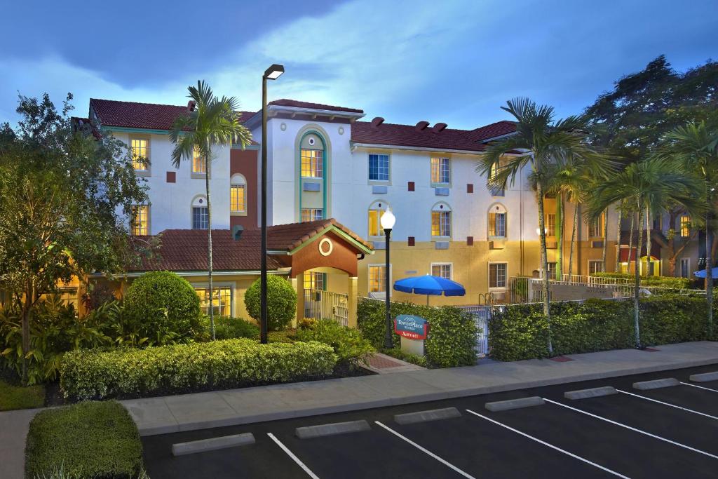 un edificio con palmeras frente a una calle en TownePlace Suites by Marriott Fort Lauderdale Weston en Weston