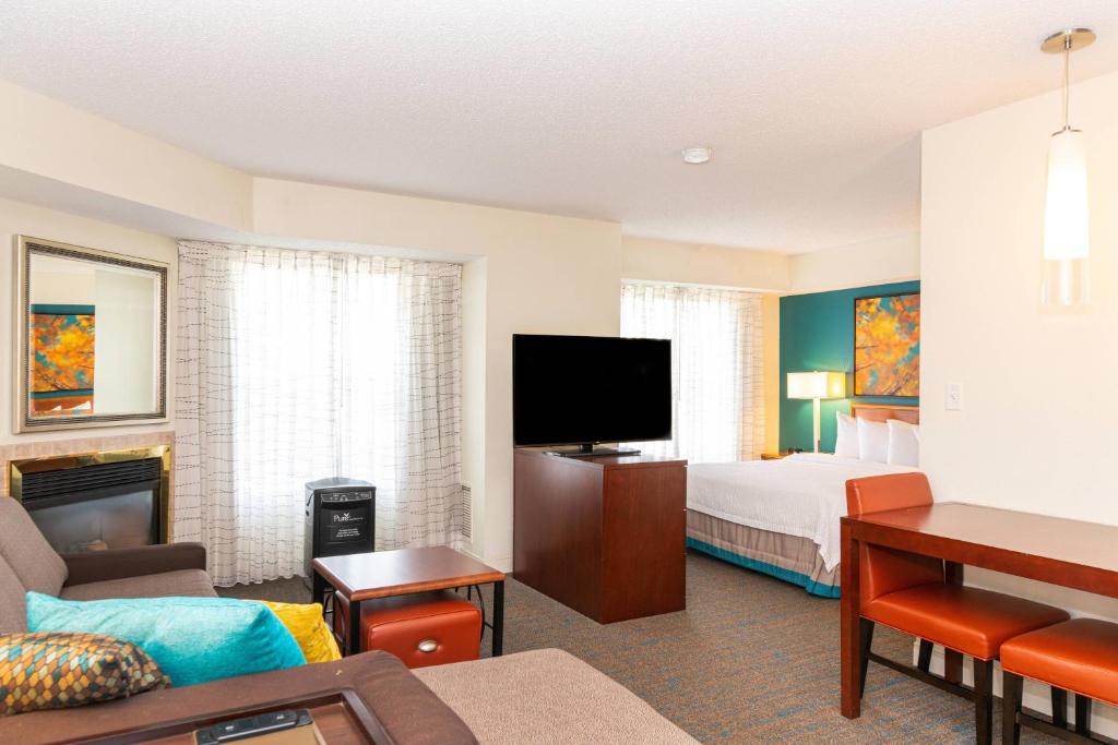 pokój hotelowy z łóżkiem i telewizorem w obiekcie Residence Inn by Marriott Evansville East w mieście Evansville