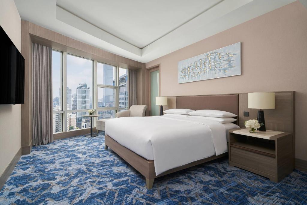Postel nebo postele na pokoji v ubytování Nanning Marriott Hotel
