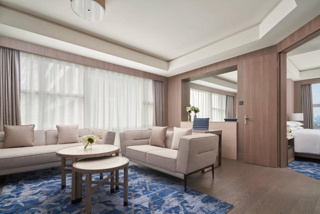 Postel nebo postele na pokoji v ubytování Nanning Marriott Hotel