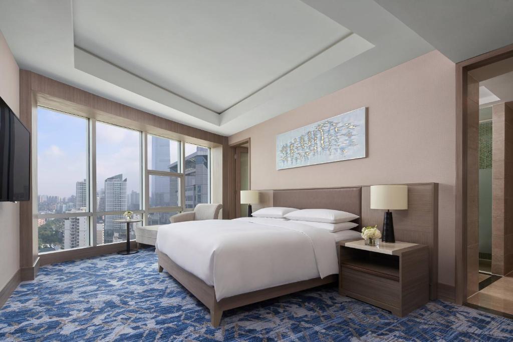 Postel nebo postele na pokoji v ubytování Nanning Marriott Hotel