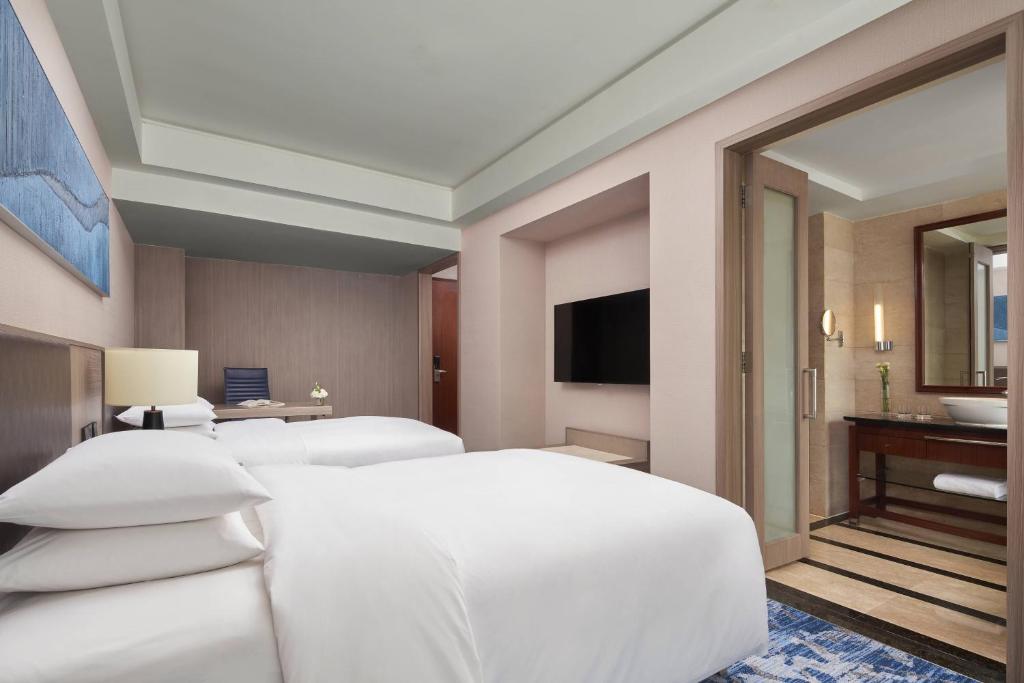 Postel nebo postele na pokoji v ubytování Nanning Marriott Hotel