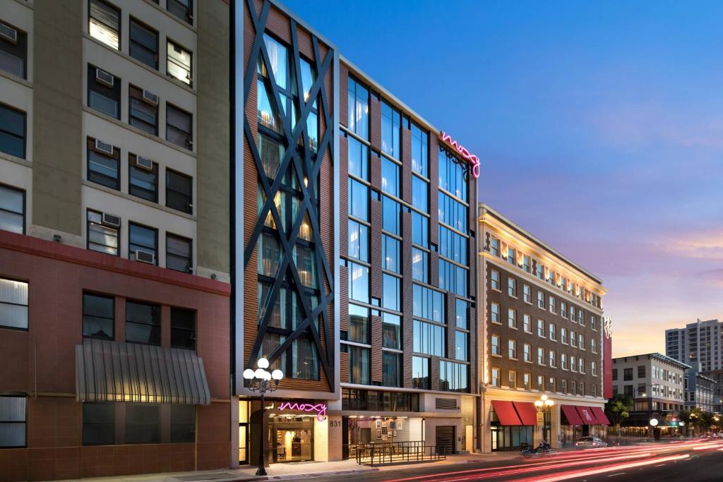 una representación de un edificio en una calle de la ciudad en Moxy San Diego Gaslamp Quarter en San Diego