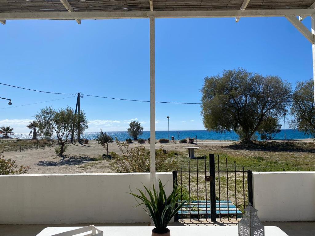 uma vista para a praia a partir de uma casa em Zen Sea House 30m from the sea em Kalamaki