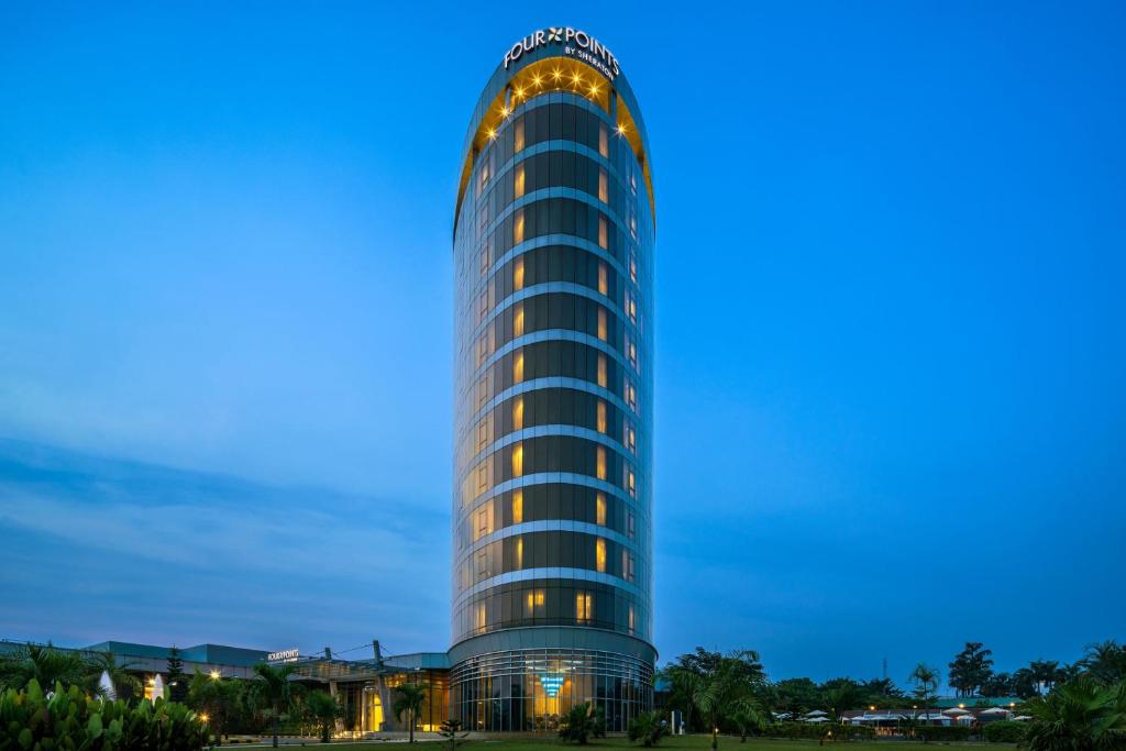 un edificio alto con luces encendidas por la noche en Four Points by Sheraton Ikot Ekpene, 