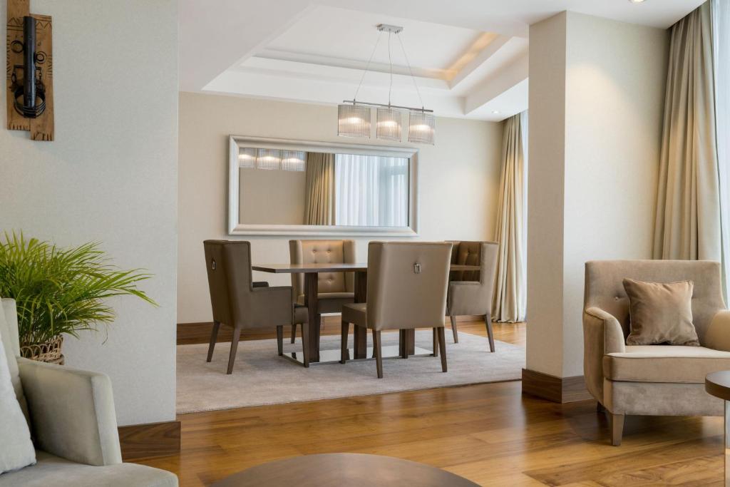 Area soggiorno di Four Points by Sheraton Ikot Ekpene